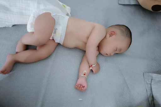 安康宝宝胳膊上起红疙瘩